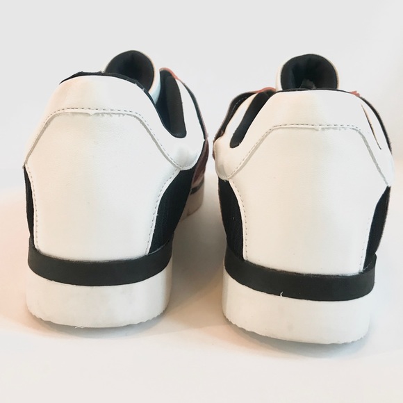 •NWOT• Women’s Blush Lace Up Sneakers! Size 10. - Picture 4 of 5